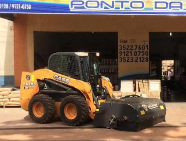 Mini Carregadeira com vassoura